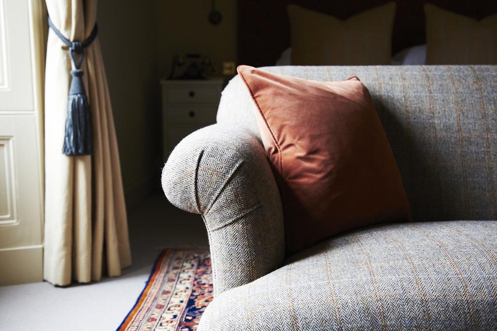 The Roseate Edinburgh - Small Luxury Hotels Of The World Bagian luar foto A throw pillow on a sofa