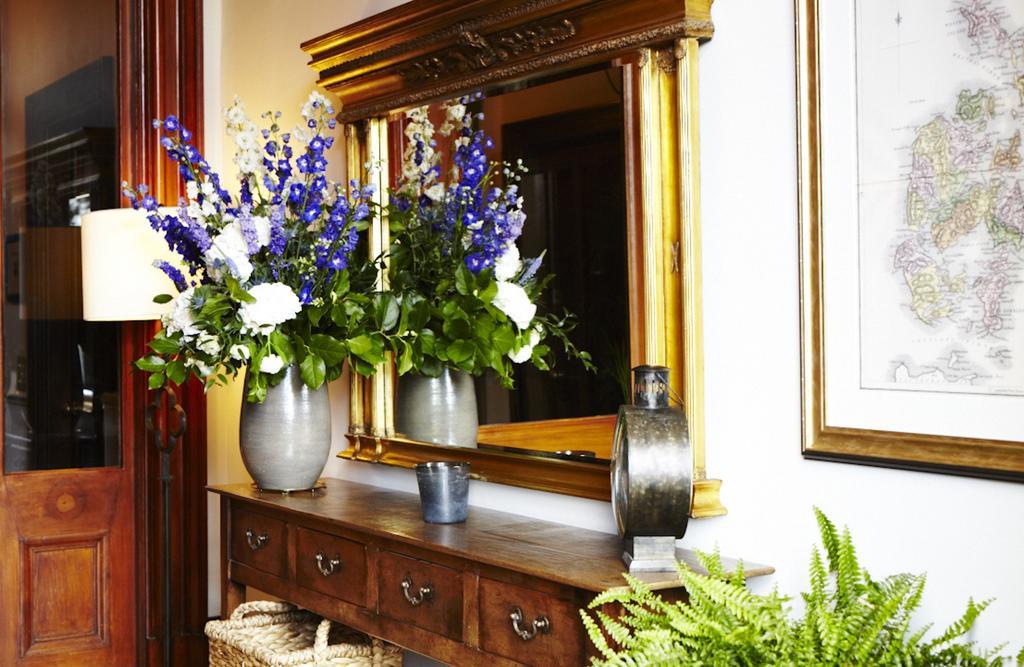 The Roseate Edinburgh - Small Luxury Hotels Of The World Bagian luar foto A mirror on a console table