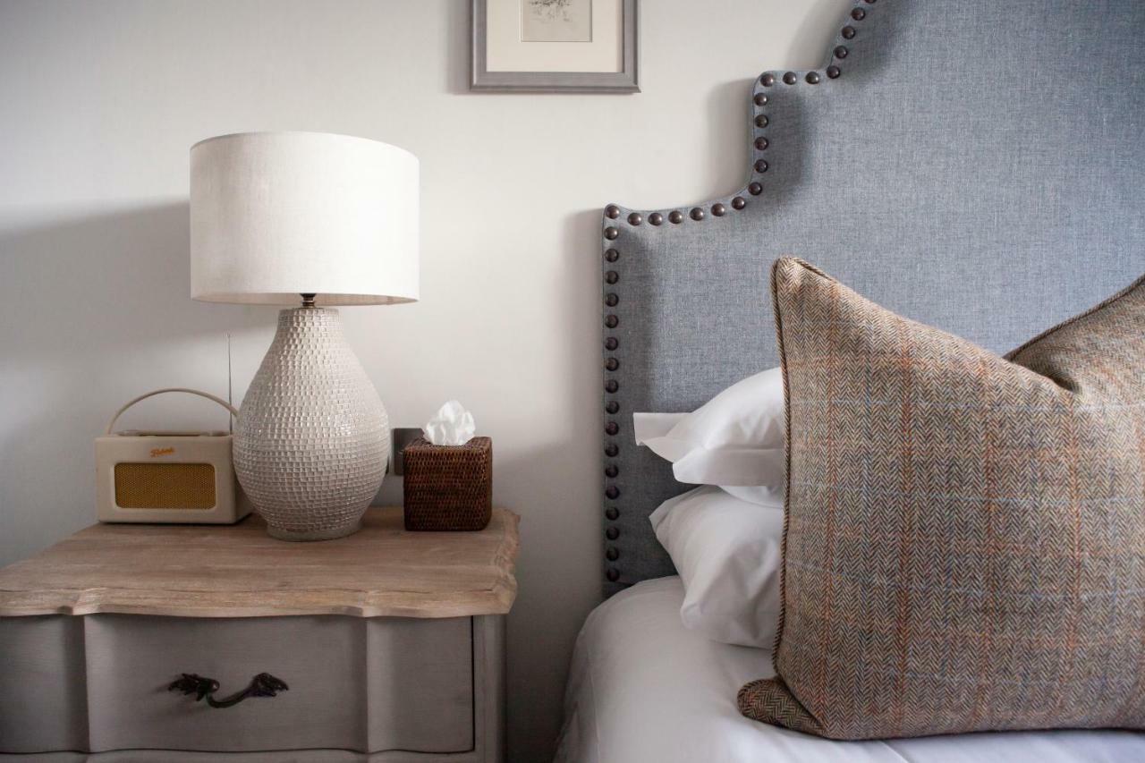 The Roseate Edinburgh - Small Luxury Hotels Of The World Bagian luar foto A bedside table