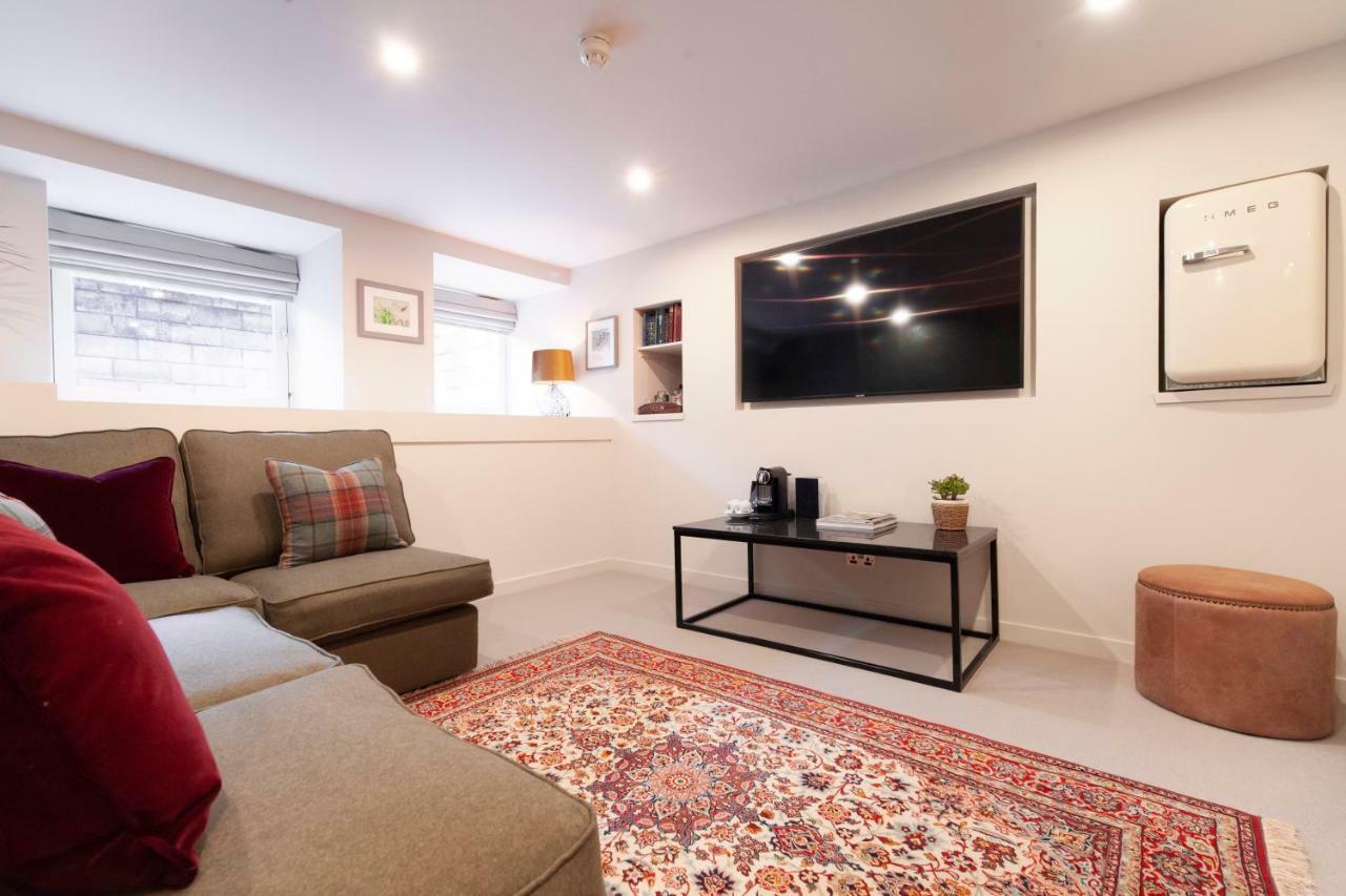 The Roseate Edinburgh - Small Luxury Hotels Of The World Bagian luar foto A living room in a serviced apartment in London